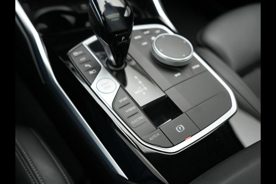 BMW 3 Serie Touring 330e Sportline Plug In Hybrid 293pk Dealer O.H. PHEV | Trekhaak Af Fabriek | Panodak | Head Up | Adaptive Cruise | 360 Camera | Laser LED | Harman / Kardon | Lederen Sportstoelen Verwarmd | Stuur Verwarmd | Sfeerverlichting | Keyless |