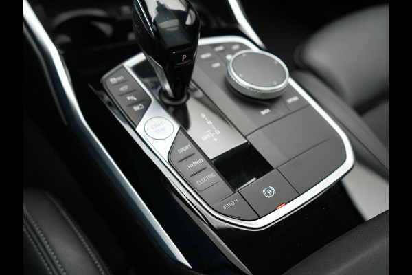 BMW 3 Serie Touring 330e Sportline Plug In Hybrid 293pk Dealer O.H. PHEV | Trekhaak Af Fabriek | Panodak | Head Up | Adaptive Cruise | 360 Camera | Laser LED | Harman / Kardon | Lederen Sportstoelen Verwarmd | Stuur Verwarmd | Sfeerverlichting | Keyless |