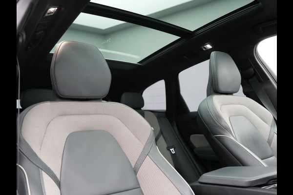 Volvo XC60 T6 AWD R-Design Plug In Hybrid 350pk Dealer O.H. PHEV | Panodak | Adaptive Cruise | Camera | Lederen Sportstoelen Memory & Verwarmd | Harman / Kardon | Stuur Verwarmd | 21"L.M | Apple Carplay | Keyless | Blis | Navigatie | DAB |