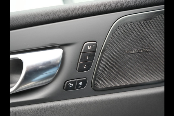 Volvo XC60 T6 AWD R-Design Plug In Hybrid 350pk Dealer O.H. PHEV | Panodak | Adaptive Cruise | Camera | Lederen Sportstoelen Memory & Verwarmd | Harman / Kardon | Stuur Verwarmd | 21"L.M | Apple Carplay | Keyless | Blis | Navigatie | DAB |