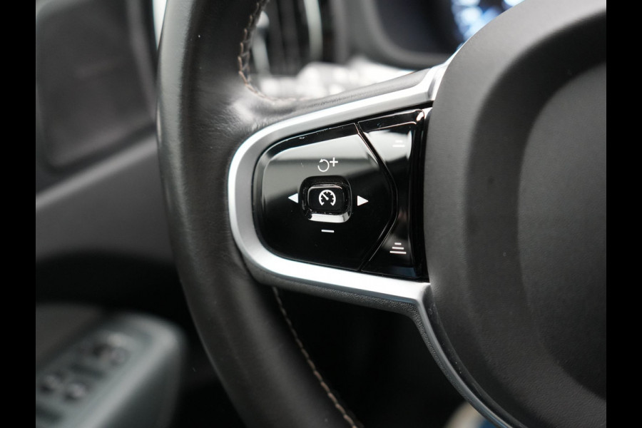 Volvo XC60 T6 AWD R-Design Plug In Hybrid 350pk Dealer O.H. PHEV | Panodak | Adaptive Cruise | Camera | Lederen Sportstoelen Memory & Verwarmd | Harman / Kardon | Stuur Verwarmd | 21"L.M | Apple Carplay | Keyless | Blis | Navigatie | DAB |