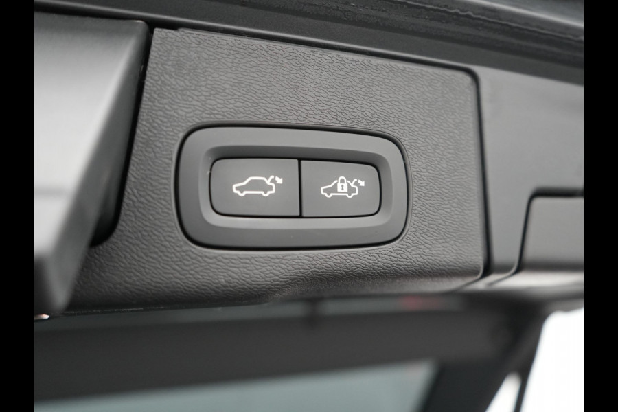 Volvo XC60 T6 AWD R-Design Plug In Hybrid 350pk Dealer O.H. PHEV | Panodak | Adaptive Cruise | Camera | Lederen Sportstoelen Memory & Verwarmd | Harman / Kardon | Stuur Verwarmd | 21"L.M | Apple Carplay | Keyless | Blis | Navigatie | DAB |
