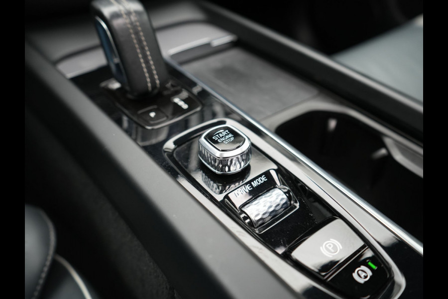 Volvo XC60 T6 AWD R-Design Plug In Hybrid 350pk Dealer O.H. PHEV | Panodak | Adaptive Cruise | Camera | Lederen Sportstoelen Memory & Verwarmd | Harman / Kardon | Stuur Verwarmd | 21"L.M | Apple Carplay | Keyless | Blis | Navigatie | DAB |