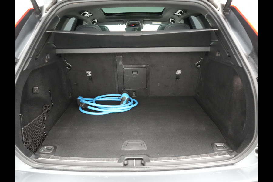 Volvo XC60 T6 AWD R-Design Plug In Hybrid 350pk Dealer O.H. PHEV | Panodak | Adaptive Cruise | Camera | Lederen Sportstoelen Memory & Verwarmd | Harman / Kardon | Stuur Verwarmd | 21"L.M | Apple Carplay | Keyless | Blis | Navigatie | DAB |