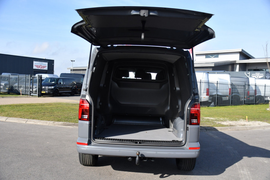 Volkswagen Transporter 2.0 TDI L2H1 32 DC Bulli Virtual, Adaptieve Cruise, Carplay, LED, Stoelverwarming, 204pk, Trekhaak, Automaat, NAVI, Voorruit verwarming, Uniek!