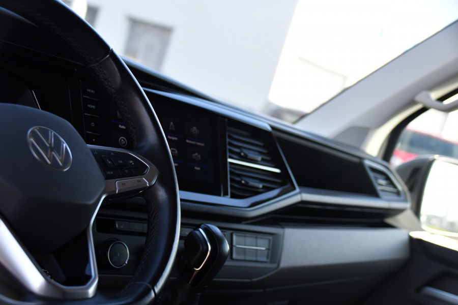 Volkswagen Transporter 2.0 TDI L2H1 32 DC Bulli Virtual, Adaptieve Cruise, Carplay, LED, Stoelverwarming, 204pk, Trekhaak, Automaat, NAVI, Voorruit verwarming, Uniek!