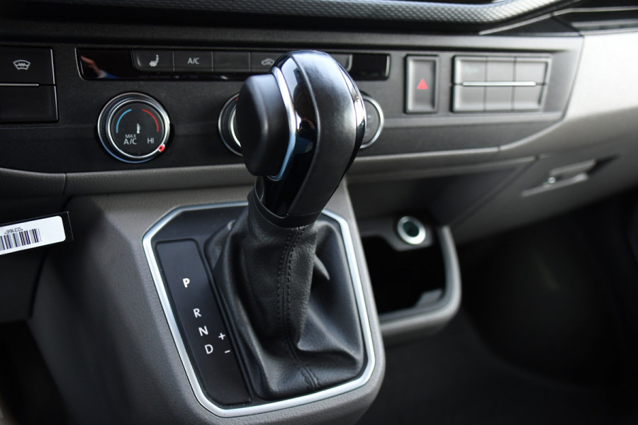 Volkswagen Transporter 2.0 TDI L2H1 32 DC Bulli Virtual, Adaptieve Cruise, Carplay, LED, Stoelverwarming, 204pk, Trekhaak, Automaat, NAVI, Voorruit verwarming, Uniek!