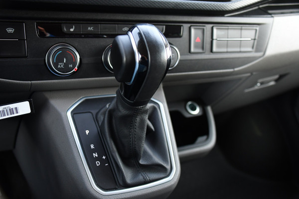 Volkswagen Transporter 2.0 TDI L2H1 32 DC Bulli Virtual, Adaptieve Cruise, Carplay, LED, Stoelverwarming, 204pk, Trekhaak, Automaat, NAVI, Voorruit verwarming, Uniek!