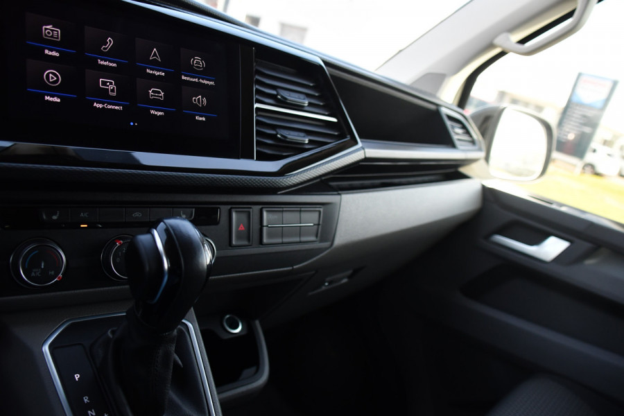 Volkswagen Transporter 2.0 TDI L2H1 32 DC Bulli Virtual, Adaptieve Cruise, Carplay, LED, Stoelverwarming, 204pk, Trekhaak, Automaat, NAVI, Voorruit verwarming, Uniek!