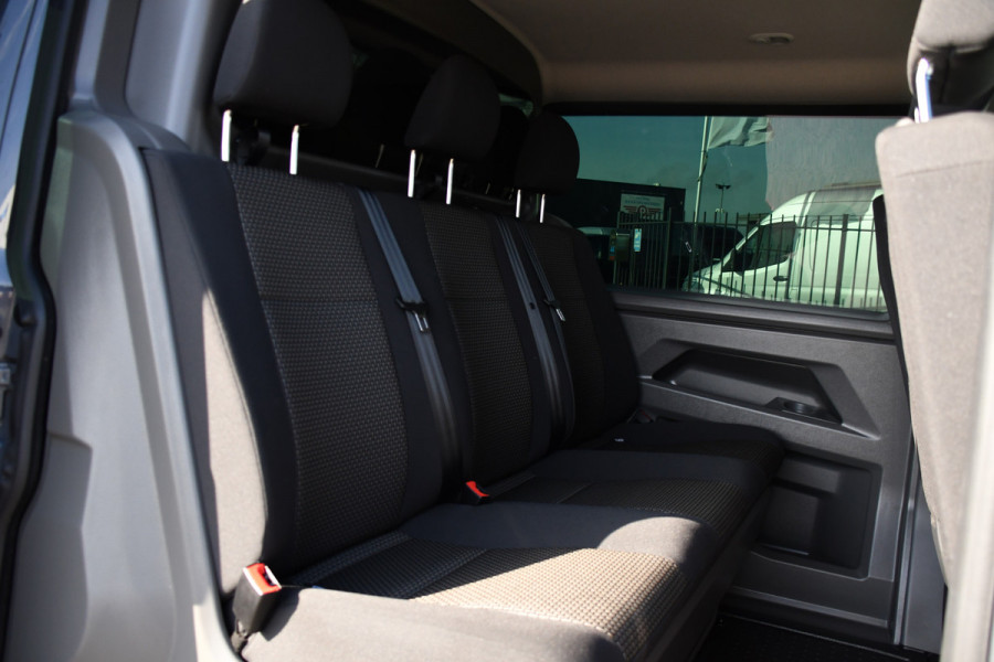 Volkswagen Transporter 2.0 TDI L2H1 32 DC Bulli Virtual, Adaptieve Cruise, Carplay, LED, Stoelverwarming, 204pk, Trekhaak, Automaat, NAVI, Voorruit verwarming, Uniek!