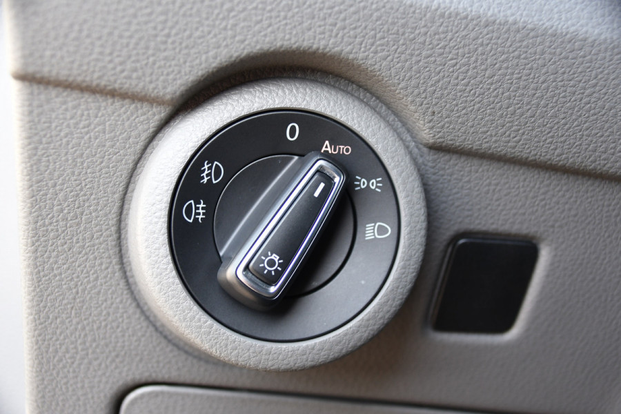 Volkswagen Transporter 2.0 TDI L2H1 32 DC Bulli Virtual, Adaptieve Cruise, Carplay, LED, Stoelverwarming, 204pk, Trekhaak, Automaat, NAVI, Voorruit verwarming, Uniek!