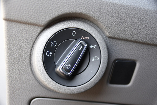 Volkswagen Transporter 2.0 TDI L2H1 32 DC Bulli Virtual, Adaptieve Cruise, Carplay, LED, Stoelverwarming, 204pk, Trekhaak, Automaat, NAVI, Voorruit verwarming, Uniek!