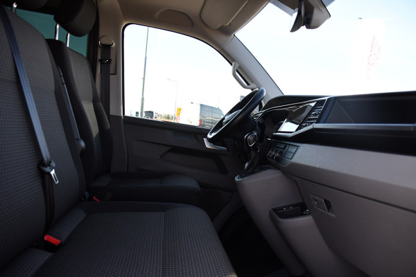 Volkswagen Transporter 2.0 TDI L2H1 32 DC Bulli Virtual, Adaptieve Cruise, Carplay, LED, Stoelverwarming, 204pk, Trekhaak, Automaat, NAVI, Voorruit verwarming, Uniek!