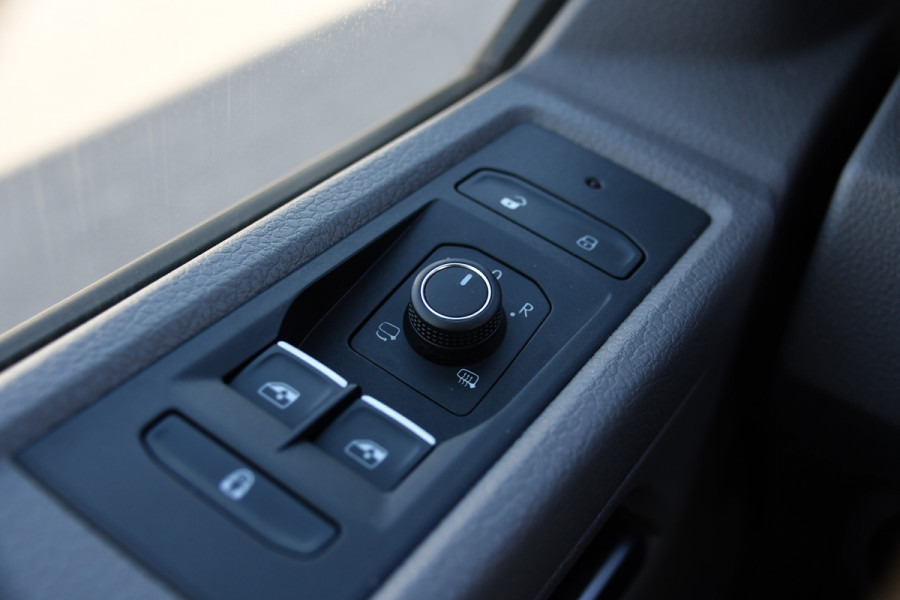 Volkswagen Transporter 2.0 TDI L2H1 32 DC Bulli Virtual, Adaptieve Cruise, Carplay, LED, Stoelverwarming, 204pk, Trekhaak, Automaat, NAVI, Voorruit verwarming, Uniek!