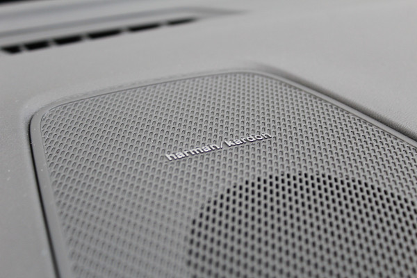 Volvo XC60 2.0 T8 Plug-in hybrid AWD Plus Black Edition | Luchtvering | Trekhaak | 360 Camera | Head-up | H&K