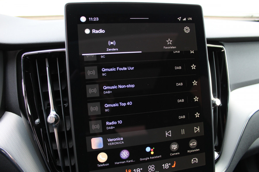 Volvo XC60 2.0 T8 Plug-in hybrid AWD Plus Black Edition | Luchtvering | Trekhaak | 360 Camera | Head-up | H&K