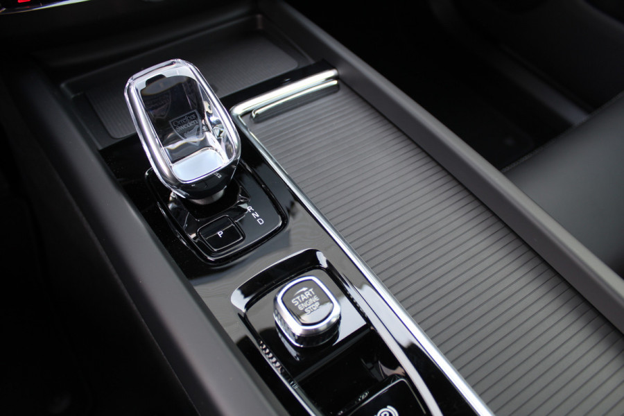 Volvo XC60 2.0 T8 Plug-in hybrid AWD Plus Black Edition | Luchtvering | Trekhaak | 360 Camera | Head-up | H&K