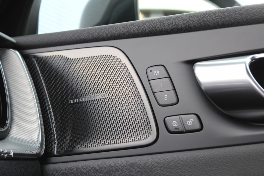 Volvo XC60 2.0 T8 Plug-in hybrid AWD Plus Black Edition | Luchtvering | Trekhaak | 360 Camera | Head-up | H&K