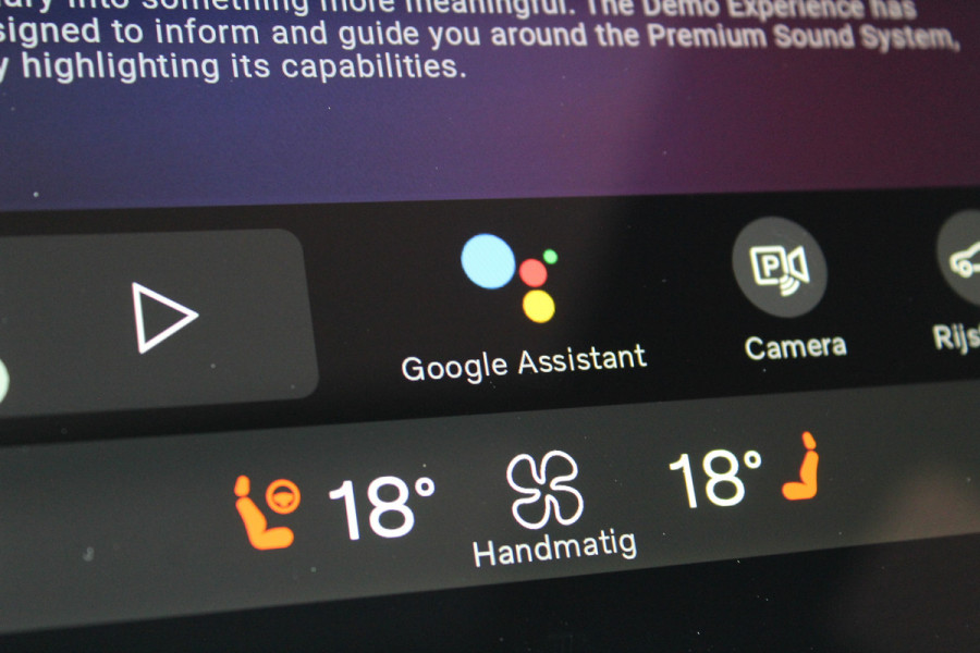 Volvo XC60 2.0 T8 Plug-in hybrid AWD Plus Black Edition | Luchtvering | Trekhaak | 360 Camera | Head-up | H&K