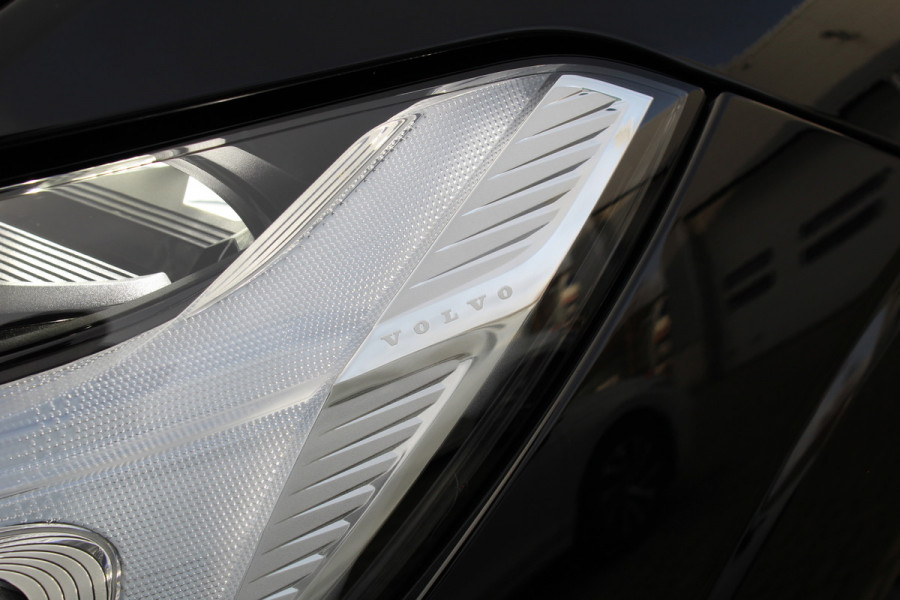 Volvo XC60 2.0 T8 Plug-in hybrid AWD Plus Black Edition | Luchtvering | Trekhaak | 360 Camera | Head-up | H&K