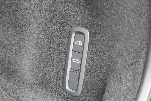 Volvo XC60 2.0 T8 Plug-in hybrid AWD Plus Black Edition | Luchtvering | Trekhaak | 360 Camera | Head-up | H&K