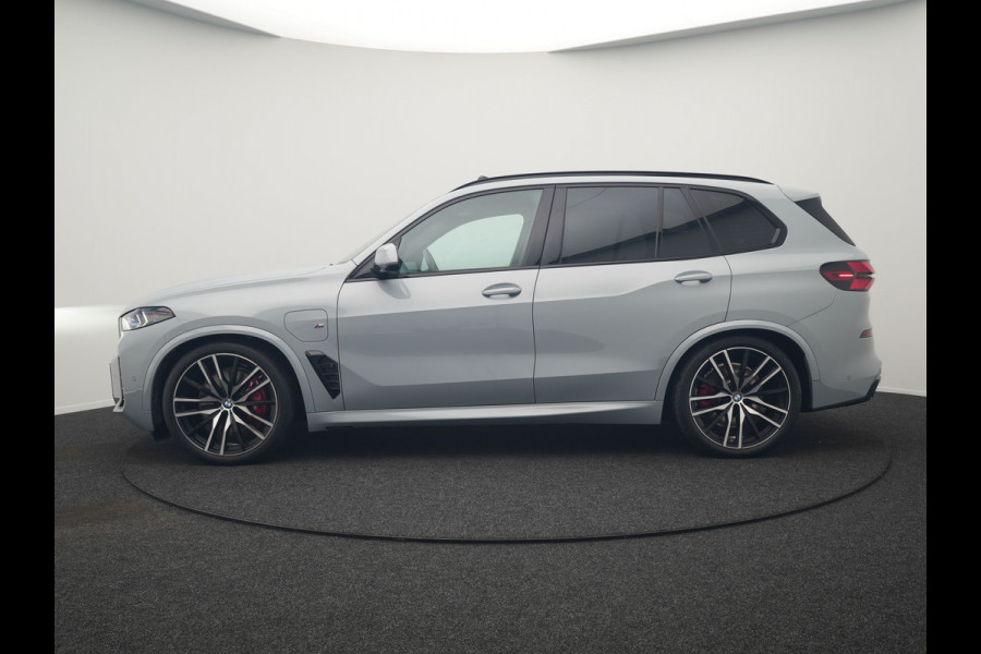 BMW X5 xDrive50e M Sport PRO Plug In Hybrid 490pk Dealer O.H. PHEV | Trekhaak Af Fabriek | Luchtvering | Panodak Skylounge | Adaptive Cruise | 360 Camera | Harman / Kardon | Merino Lederen Sportstoelen Memory & Verwarmd | Bekerhouders Verwarmd & Gekoeld | Stuur Verwarmd | Sfeerverlichting | Keyless | Blis | Navigatie | DAB |