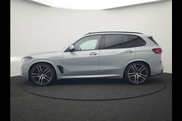 BMW X5 xDrive50e M Sport PRO Plug In Hybrid 490pk Dealer O.H. PHEV | Trekhaak Af Fabriek | Luchtvering | Panodak Skylounge | Adaptive Cruise | 360 Camera | Harman / Kardon | Merino Lederen Sportstoelen Memory & Verwarmd | Bekerhouders Verwarmd & Gekoeld | Stuur Verwarmd | Sfeerverlichting | Keyless | Blis | Navigatie | DAB |