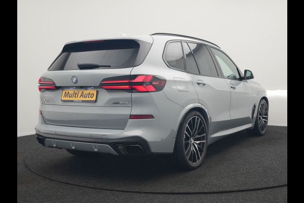 BMW X5 xDrive50e M Sport PRO Plug In Hybrid 490pk Dealer O.H. PHEV | Trekhaak Af Fabriek | Luchtvering | Panodak Skylounge | Adaptive Cruise | 360 Camera | Harman / Kardon | Merino Lederen Sportstoelen Memory & Verwarmd | Bekerhouders Verwarmd & Gekoeld | Stuur Verwarmd | Sfeerverlichting | Keyless | Blis | Navigatie | DAB |
