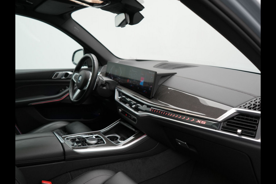 BMW X5 xDrive50e M Sport PRO Plug In Hybrid 490pk Dealer O.H. PHEV | Trekhaak Af Fabriek | Luchtvering | Panodak Skylounge | Adaptive Cruise | 360 Camera | Harman / Kardon | Merino Lederen Sportstoelen Memory & Verwarmd | Bekerhouders Verwarmd & Gekoeld | Stuur Verwarmd | Sfeerverlichting | Keyless | Blis | Navigatie | DAB |