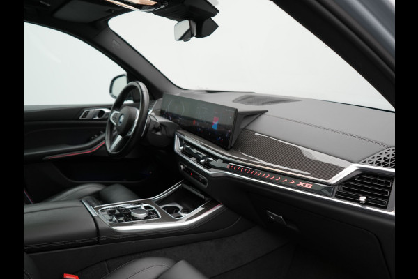 BMW X5 xDrive50e M Sport PRO Plug In Hybrid 490pk Dealer O.H. PHEV | Trekhaak Af Fabriek | Luchtvering | Panodak Skylounge | Adaptive Cruise | 360 Camera | Harman / Kardon | Merino Lederen Sportstoelen Memory & Verwarmd | Bekerhouders Verwarmd & Gekoeld | Stuur Verwarmd | Sfeerverlichting | Keyless | Blis | Navigatie | DAB |