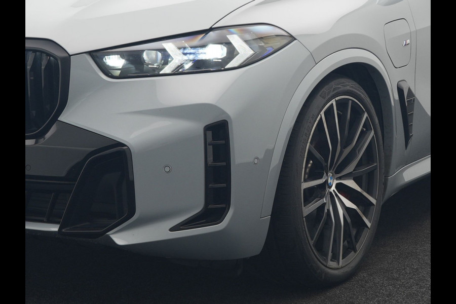 BMW X5 xDrive50e M Sport PRO Plug In Hybrid 490pk Dealer O.H. PHEV | Trekhaak Af Fabriek | Luchtvering | Panodak Skylounge | Adaptive Cruise | 360 Camera | Harman / Kardon | Merino Lederen Sportstoelen Memory & Verwarmd | Bekerhouders Verwarmd & Gekoeld | Stuur Verwarmd | Sfeerverlichting | Keyless | Blis | Navigatie | DAB |