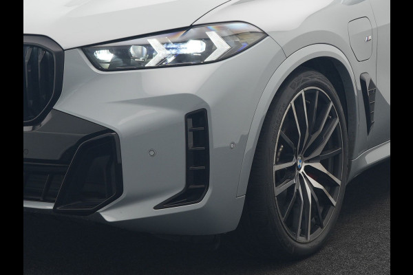 BMW X5 xDrive50e M Sport PRO Plug In Hybrid 490pk Dealer O.H. PHEV | Trekhaak Af Fabriek | Luchtvering | Panodak Skylounge | Adaptive Cruise | 360 Camera | Harman / Kardon | Merino Lederen Sportstoelen Memory & Verwarmd | Bekerhouders Verwarmd & Gekoeld | Stuur Verwarmd | Sfeerverlichting | Keyless | Blis | Navigatie | DAB |