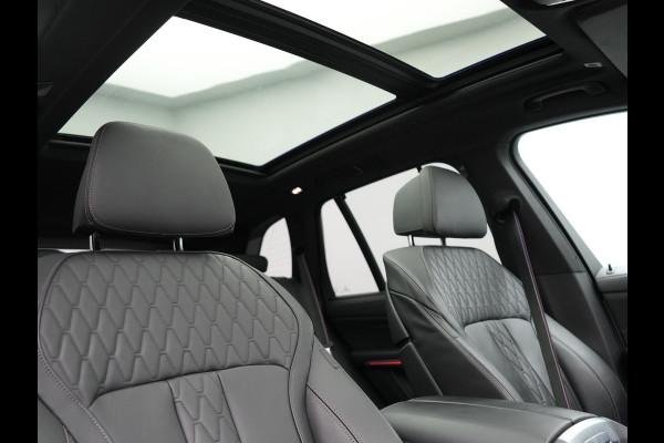 BMW X5 xDrive50e M Sport PRO Plug In Hybrid 490pk Dealer O.H. PHEV | Trekhaak Af Fabriek | Luchtvering | Panodak Skylounge | Adaptive Cruise | 360 Camera | Harman / Kardon | Merino Lederen Sportstoelen Memory & Verwarmd | Bekerhouders Verwarmd & Gekoeld | Stuur Verwarmd | Sfeerverlichting | Keyless | Blis | Navigatie | DAB |
