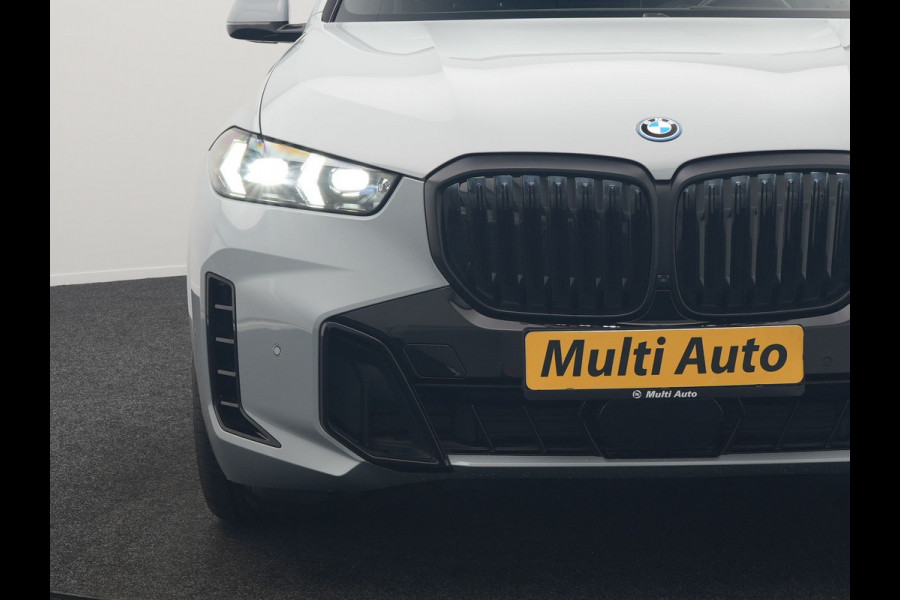 BMW X5 xDrive50e M Sport PRO Plug In Hybrid 490pk Dealer O.H. PHEV | Trekhaak Af Fabriek | Luchtvering | Panodak Skylounge | Adaptive Cruise | 360 Camera | Harman / Kardon | Merino Lederen Sportstoelen Memory & Verwarmd | Bekerhouders Verwarmd & Gekoeld | Stuur Verwarmd | Sfeerverlichting | Keyless | Blis | Navigatie | DAB |