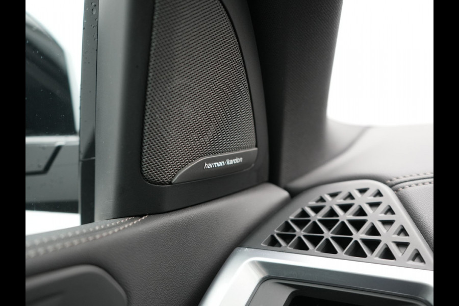 BMW X5 xDrive50e M Sport PRO Plug In Hybrid 490pk Dealer O.H. PHEV | Trekhaak Af Fabriek | Luchtvering | Panodak Skylounge | Adaptive Cruise | 360 Camera | Harman / Kardon | Merino Lederen Sportstoelen Memory & Verwarmd | Bekerhouders Verwarmd & Gekoeld | Stuur Verwarmd | Sfeerverlichting | Keyless | Blis | Navigatie | DAB |