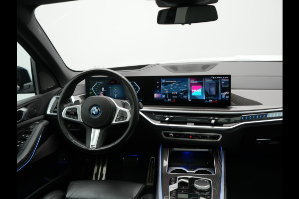 BMW X5 xDrive50e M Sport PRO Plug In Hybrid 490pk Dealer O.H. PHEV | Trekhaak Af Fabriek | Luchtvering | Panodak Skylounge | Adaptive Cruise | 360 Camera | Harman / Kardon | Merino Lederen Sportstoelen Memory & Verwarmd | Bekerhouders Verwarmd & Gekoeld | Stuur Verwarmd | Sfeerverlichting | Keyless | Blis | Navigatie | DAB |