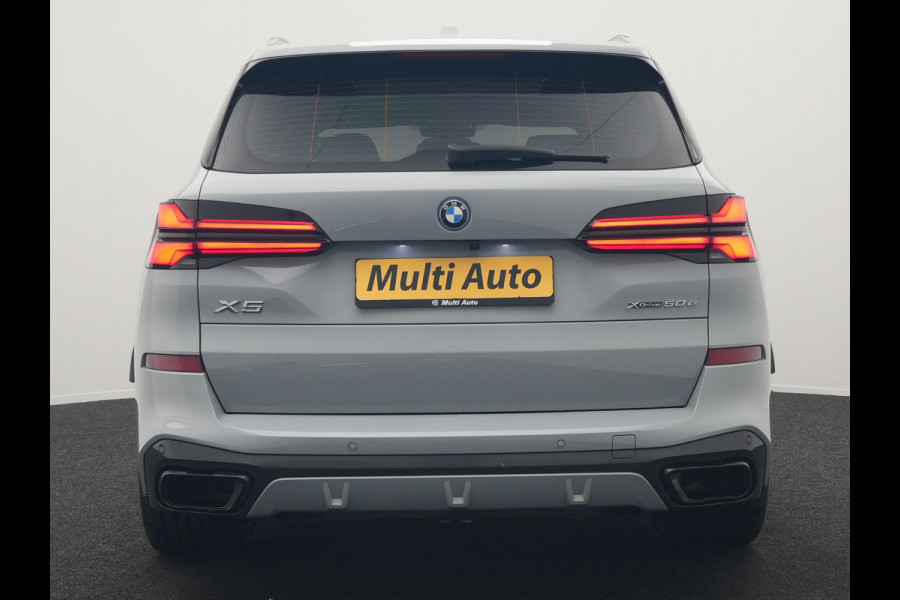 BMW X5 xDrive50e M Sport PRO Plug In Hybrid 490pk Dealer O.H. PHEV | Trekhaak Af Fabriek | Luchtvering | Panodak Skylounge | Adaptive Cruise | 360 Camera | Harman / Kardon | Merino Lederen Sportstoelen Memory & Verwarmd | Bekerhouders Verwarmd & Gekoeld | Stuur Verwarmd | Sfeerverlichting | Keyless | Blis | Navigatie | DAB |