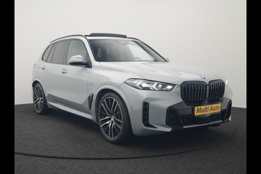 BMW X5 xDrive50e M Sport PRO Plug In Hybrid 490pk Dealer O.H. PHEV | Trekhaak Af Fabriek | Luchtvering | Panodak Skylounge | Adaptive Cruise | 360 Camera | Harman / Kardon | Merino Lederen Sportstoelen Memory & Verwarmd | Bekerhouders Verwarmd & Gekoeld | Stuur Verwarmd | Sfeerverlichting | Keyless | Blis | Navigatie | DAB |