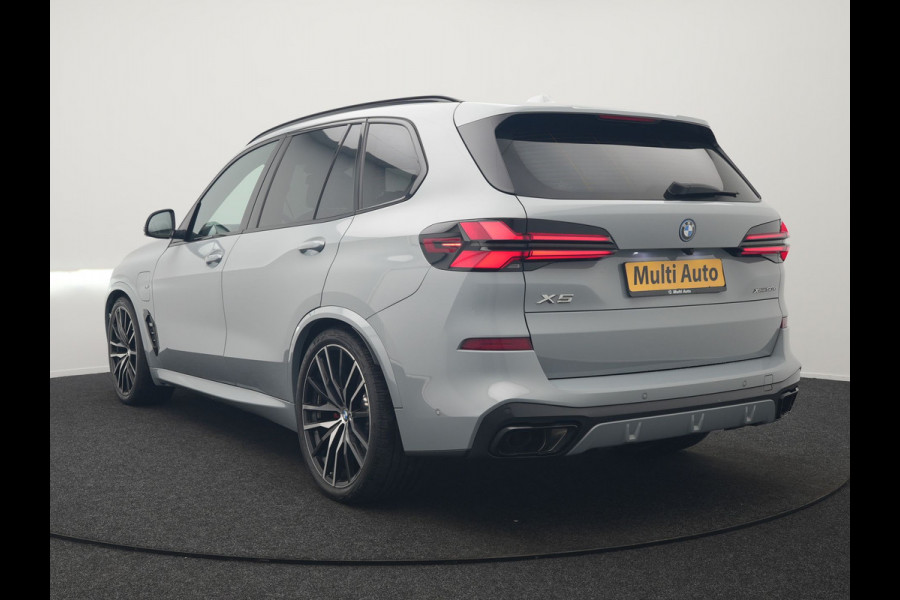 BMW X5 xDrive50e M Sport PRO Plug In Hybrid 490pk Dealer O.H. PHEV | Trekhaak Af Fabriek | Luchtvering | Panodak Skylounge | Adaptive Cruise | 360 Camera | Harman / Kardon | Merino Lederen Sportstoelen Memory & Verwarmd | Bekerhouders Verwarmd & Gekoeld | Stuur Verwarmd | Sfeerverlichting | Keyless | Blis | Navigatie | DAB |