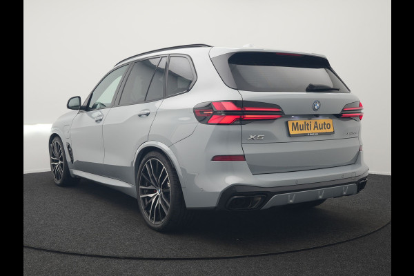 BMW X5 xDrive50e M Sport PRO Plug In Hybrid 490pk Dealer O.H. PHEV | Trekhaak Af Fabriek | Luchtvering | Panodak Skylounge | Adaptive Cruise | 360 Camera | Harman / Kardon | Merino Lederen Sportstoelen Memory & Verwarmd | Bekerhouders Verwarmd & Gekoeld | Stuur Verwarmd | Sfeerverlichting | Keyless | Blis | Navigatie | DAB |