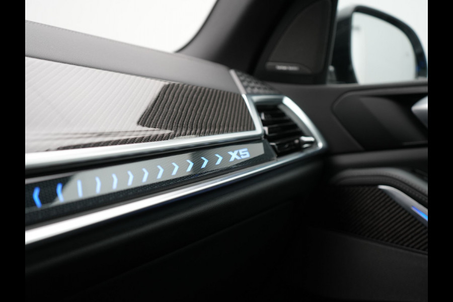 BMW X5 xDrive50e M Sport PRO Plug In Hybrid 490pk Dealer O.H. PHEV | Trekhaak Af Fabriek | Luchtvering | Panodak Skylounge | Adaptive Cruise | 360 Camera | Harman / Kardon | Merino Lederen Sportstoelen Memory & Verwarmd | Bekerhouders Verwarmd & Gekoeld | Stuur Verwarmd | Sfeerverlichting | Keyless | Blis | Navigatie | DAB |
