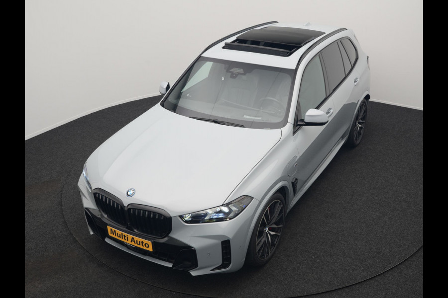 BMW X5 xDrive50e M Sport PRO Plug In Hybrid 490pk Dealer O.H. PHEV | Trekhaak Af Fabriek | Luchtvering | Panodak Skylounge | Adaptive Cruise | 360 Camera | Harman / Kardon | Merino Lederen Sportstoelen Memory & Verwarmd | Bekerhouders Verwarmd & Gekoeld | Stuur Verwarmd | Sfeerverlichting | Keyless | Blis | Navigatie | DAB |