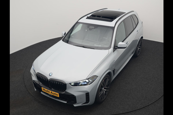 BMW X5 xDrive50e M Sport PRO Plug In Hybrid 490pk Dealer O.H. PHEV | Trekhaak Af Fabriek | Luchtvering | Panodak Skylounge | Adaptive Cruise | 360 Camera | Harman / Kardon | Merino Lederen Sportstoelen Memory & Verwarmd | Bekerhouders Verwarmd & Gekoeld | Stuur Verwarmd | Sfeerverlichting | Keyless | Blis | Navigatie | DAB |