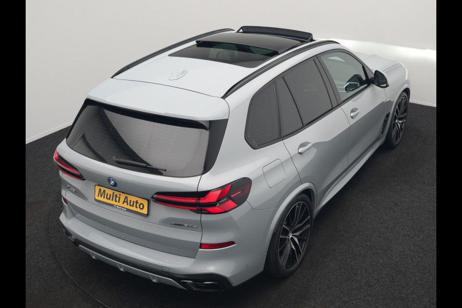 BMW X5 xDrive50e M Sport PRO Plug In Hybrid 490pk Dealer O.H. PHEV | Trekhaak Af Fabriek | Luchtvering | Panodak Skylounge | Adaptive Cruise | 360 Camera | Harman / Kardon | Merino Lederen Sportstoelen Memory & Verwarmd | Bekerhouders Verwarmd & Gekoeld | Stuur Verwarmd | Sfeerverlichting | Keyless | Blis | Navigatie | DAB |