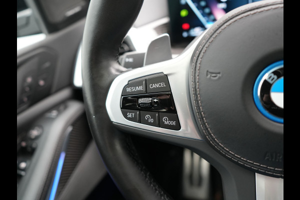 BMW X5 xDrive50e M Sport PRO Plug In Hybrid 490pk Dealer O.H. PHEV | Trekhaak Af Fabriek | Luchtvering | Panodak Skylounge | Adaptive Cruise | 360 Camera | Harman / Kardon | Merino Lederen Sportstoelen Memory & Verwarmd | Bekerhouders Verwarmd & Gekoeld | Stuur Verwarmd | Sfeerverlichting | Keyless | Blis | Navigatie | DAB |
