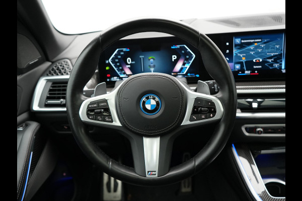 BMW X5 xDrive50e M Sport PRO Plug In Hybrid 490pk Dealer O.H. PHEV | Trekhaak Af Fabriek | Luchtvering | Panodak Skylounge | Adaptive Cruise | 360 Camera | Harman / Kardon | Merino Lederen Sportstoelen Memory & Verwarmd | Bekerhouders Verwarmd & Gekoeld | Stuur Verwarmd | Sfeerverlichting | Keyless | Blis | Navigatie | DAB |