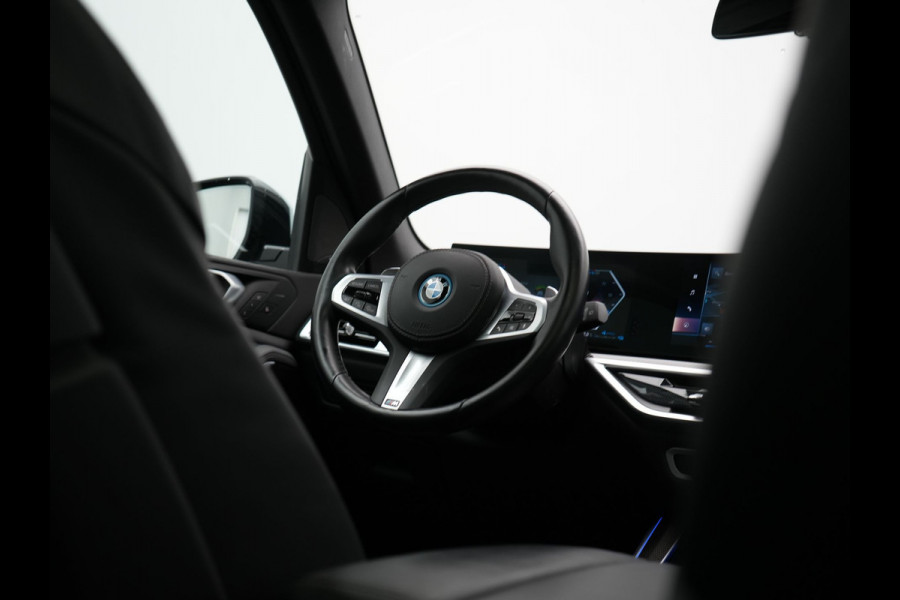 BMW X5 xDrive50e M Sport PRO Plug In Hybrid 490pk Dealer O.H. PHEV | Trekhaak Af Fabriek | Luchtvering | Panodak Skylounge | Adaptive Cruise | 360 Camera | Harman / Kardon | Merino Lederen Sportstoelen Memory & Verwarmd | Bekerhouders Verwarmd & Gekoeld | Stuur Verwarmd | Sfeerverlichting | Keyless | Blis | Navigatie | DAB |