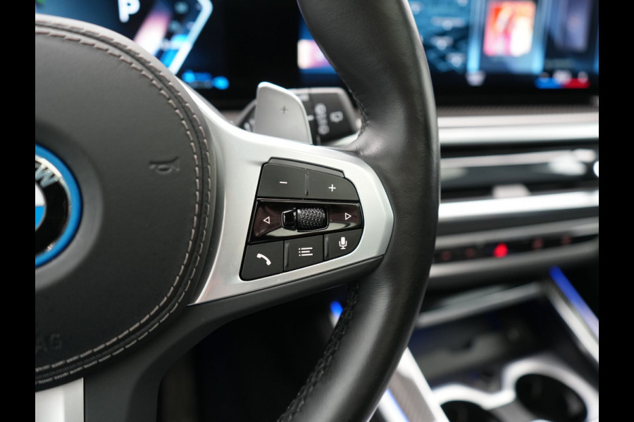BMW X5 xDrive50e M Sport PRO Plug In Hybrid 490pk Dealer O.H. PHEV | Trekhaak Af Fabriek | Luchtvering | Panodak Skylounge | Adaptive Cruise | 360 Camera | Harman / Kardon | Merino Lederen Sportstoelen Memory & Verwarmd | Bekerhouders Verwarmd & Gekoeld | Stuur Verwarmd | Sfeerverlichting | Keyless | Blis | Navigatie | DAB |