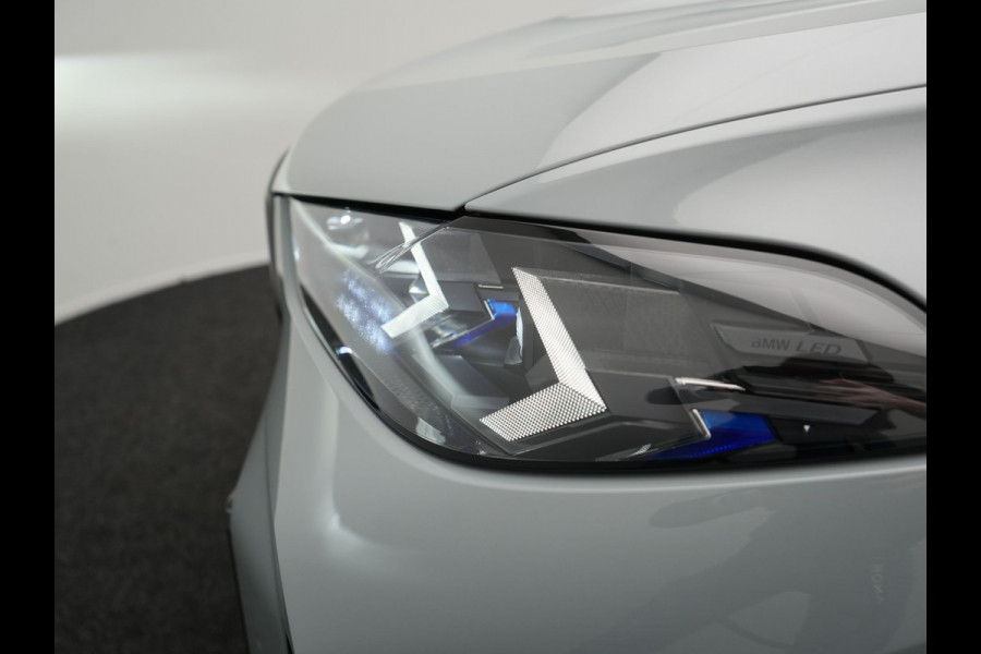 BMW X5 xDrive50e M Sport PRO Plug In Hybrid 490pk Dealer O.H. PHEV | Trekhaak Af Fabriek | Luchtvering | Panodak Skylounge | Adaptive Cruise | 360 Camera | Harman / Kardon | Merino Lederen Sportstoelen Memory & Verwarmd | Bekerhouders Verwarmd & Gekoeld | Stuur Verwarmd | Sfeerverlichting | Keyless | Blis | Navigatie | DAB |