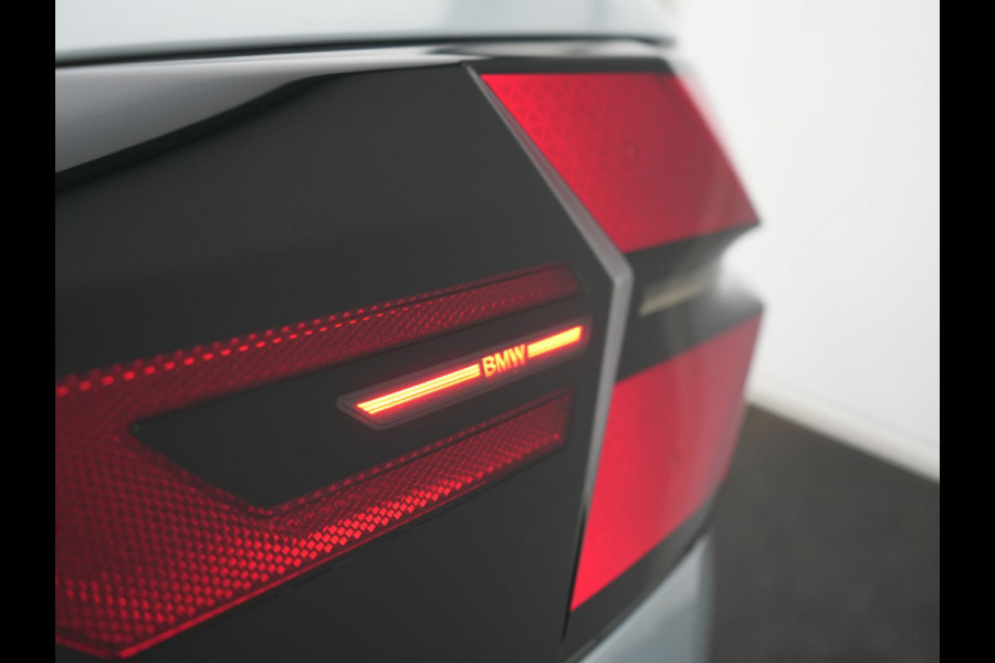 BMW X5 xDrive50e M Sport PRO Plug In Hybrid 490pk Dealer O.H. PHEV | Trekhaak Af Fabriek | Luchtvering | Panodak Skylounge | Adaptive Cruise | 360 Camera | Harman / Kardon | Merino Lederen Sportstoelen Memory & Verwarmd | Bekerhouders Verwarmd & Gekoeld | Stuur Verwarmd | Sfeerverlichting | Keyless | Blis | Navigatie | DAB |